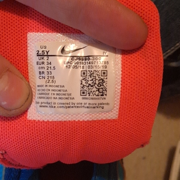 Nikes - Picture 6 of 8